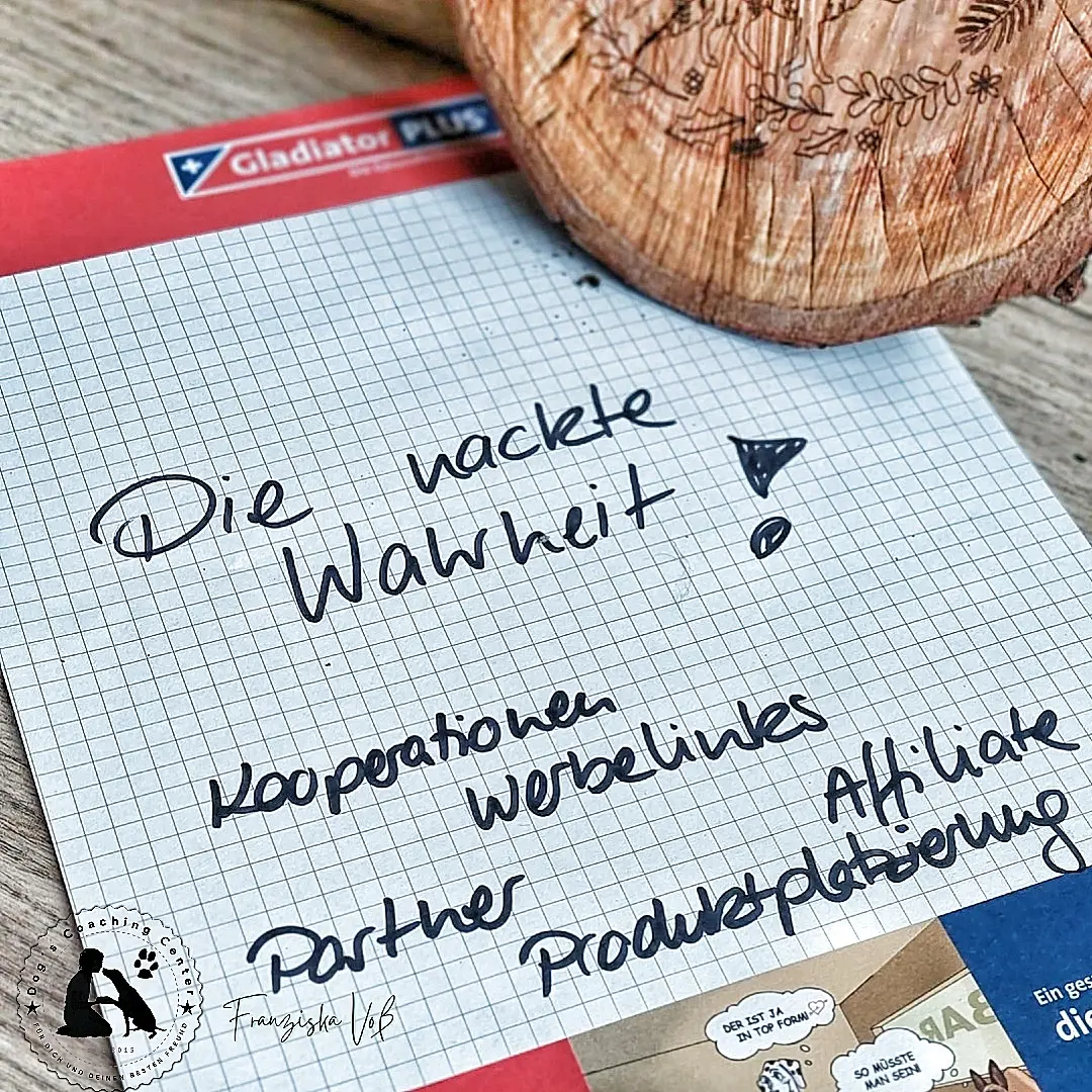 karierter Block auf naturholztisch, eine Holzscheibe oben rechts, Auf dem Block steht: GladiatorPLUS, Die nackte Wahrheit! Kooperationen - Werbelinks - Partner - Affiliate - Produktplazierung, unten links das Logo von DCC Franziska Voß